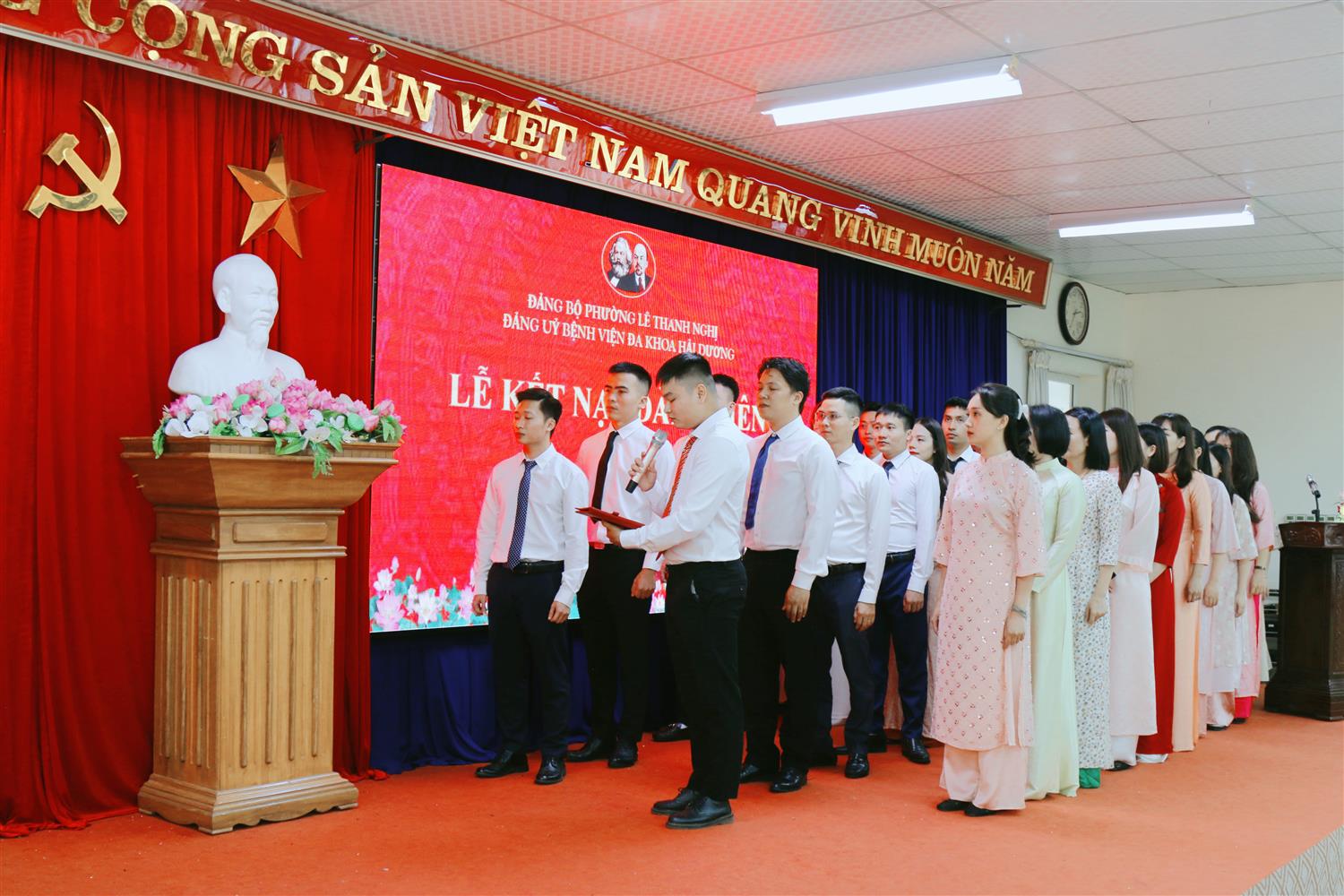 LỄ KẾT NẠP ĐẢNG CHO 36 QUẦN CHÚNG ƯU TÚ TẠI BỆNH VIỆN ĐA KHOA HẢI DƯƠNG